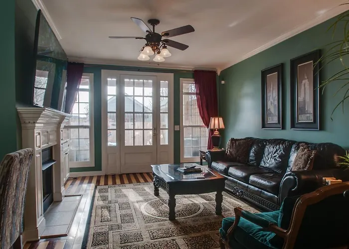 Vacation Home 5 Mins To Down Town 2 Bedrooms 2 Baths Garden Area Hot Tub