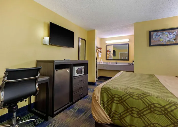 Motel: Econo Lodge Nashville Near Percy Priest Lake