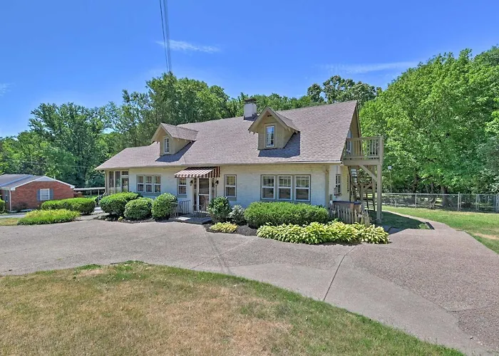Spacious Nashville Retreat About 6 Miles To Broadway!