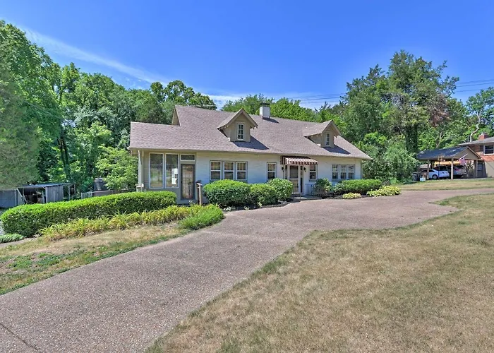 Spacious Nashville Retreat About 6 Miles To Broadway!